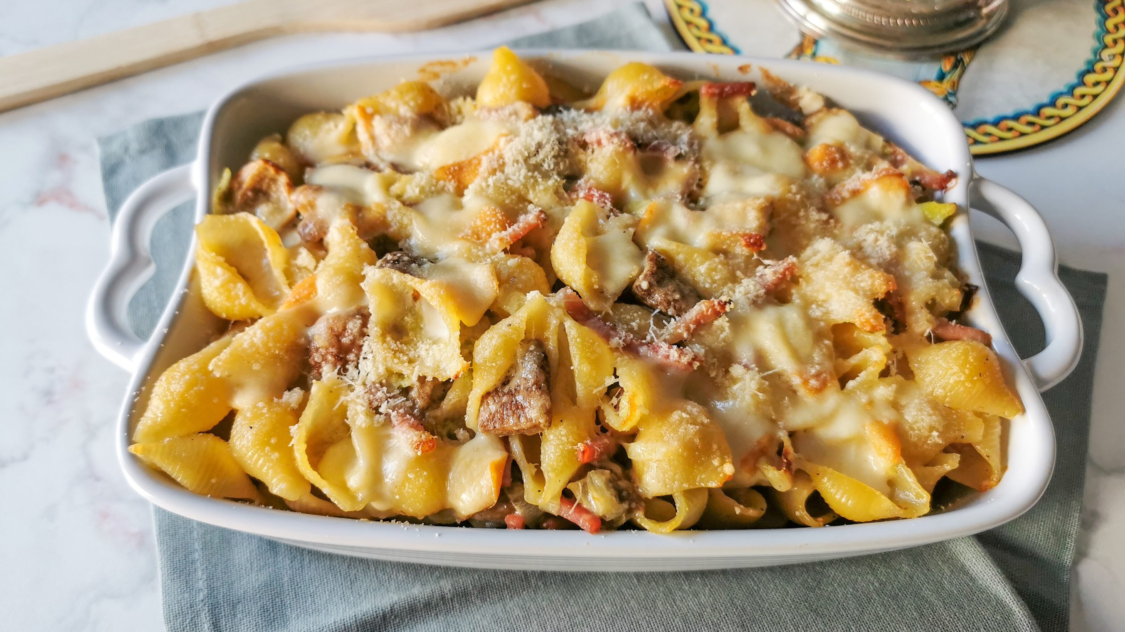 Conchiglie al forno con porri e speck