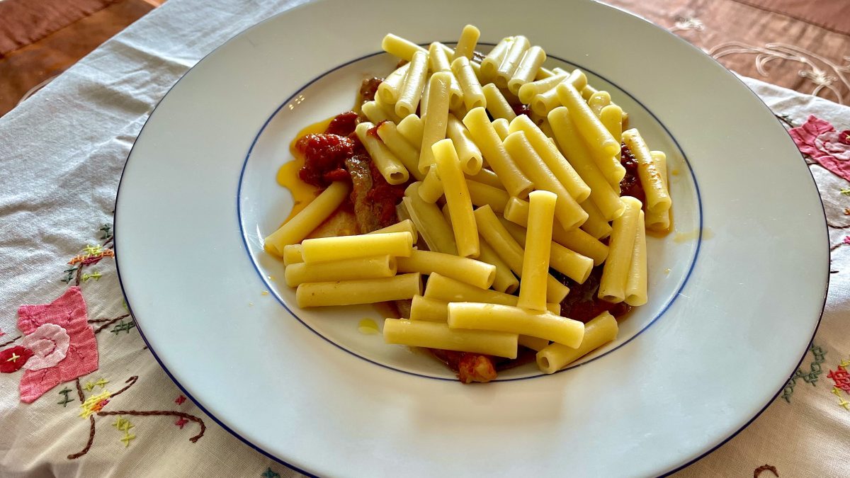 Perché-a-Napoli-si-dice-A-carne-a-sotto-e-maccarune-ncoppo