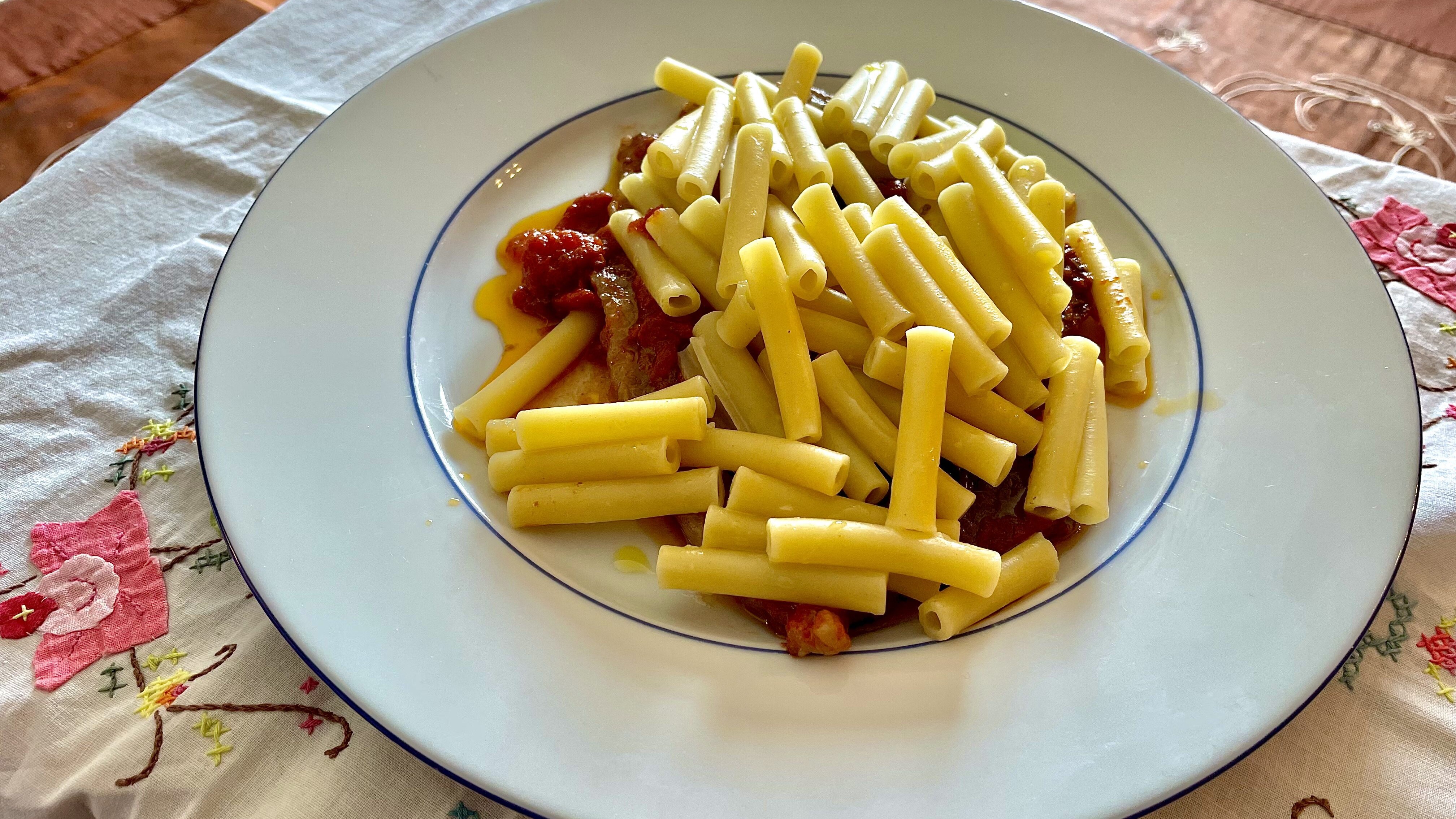 Perché-a-Napoli-si-dice-A-carne-a-sotto-e-maccarune-ncoppo