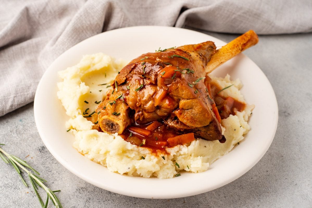 Stinco di agnello brasato: la ricetta del secondo piatto elegante e