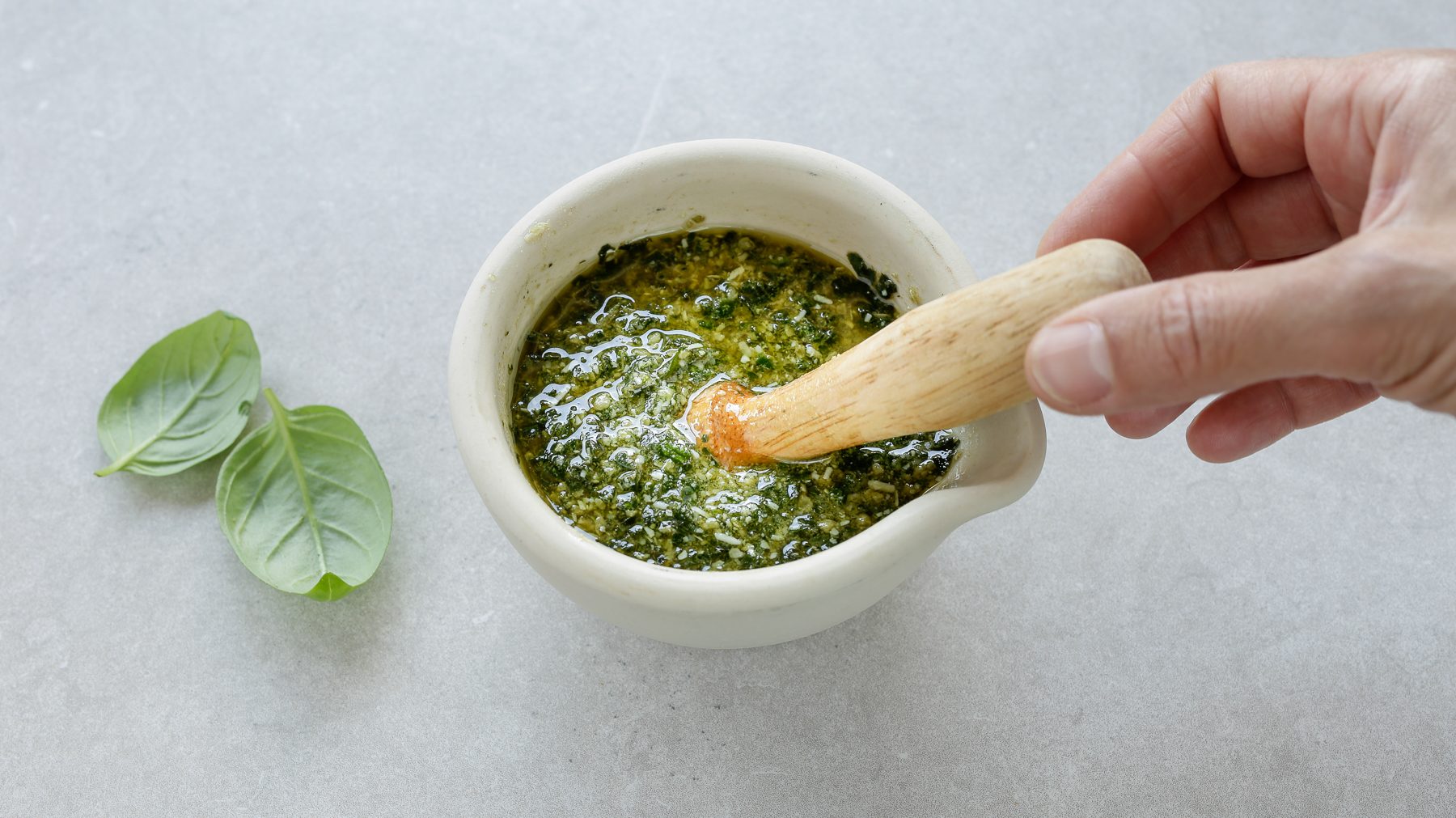 Pesto alla genovese la ricetta della salsa cremosa e fragrante
