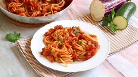Pasta con sugo di melanzane e zucchine