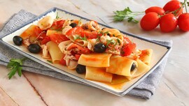 Paccheri con calamari, pomodorini e olive