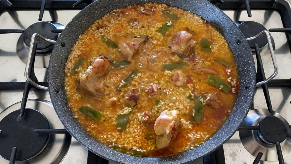 Paella valenciana la ricetta spagnola con carne, verdure e zafferano