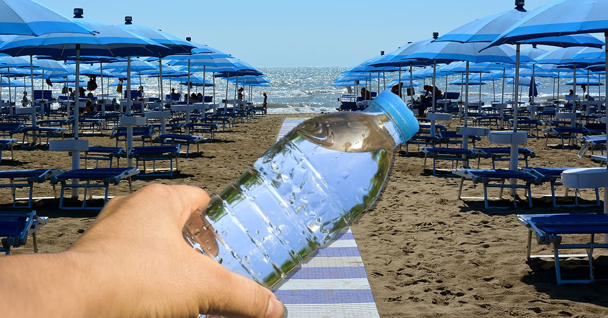 Il bar del lido può negarti un caffè se vieni dalla spiaggia libera? Per la legge no