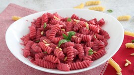 pasta-con-barbabietola-rossa-e-stracchino