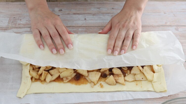 Strudel di mele con pasta sfoglia: la ricetta facile e veloce del dolce ...