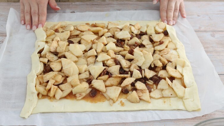 Strudel di mele con pasta sfoglia: la ricetta facile e veloce del dolce ...