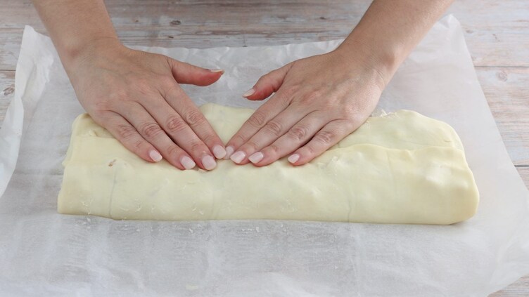 Strudel di mele con pasta sfoglia: la ricetta facile e veloce del dolce ...