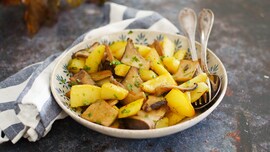 Patate e funghi in padella