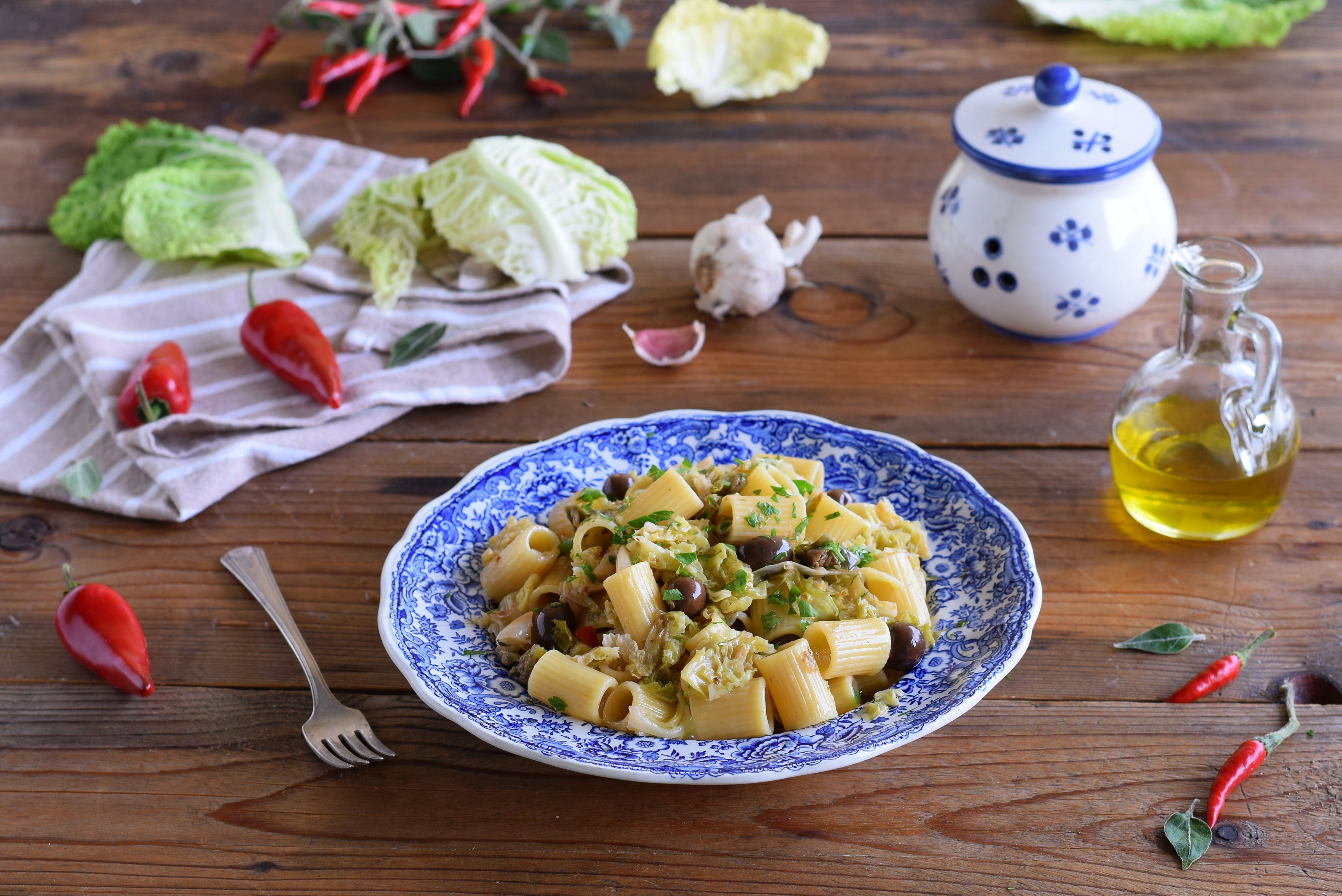 Pasta con la verza: la ricetta del primo piattto vegetariano saporito e gustoso