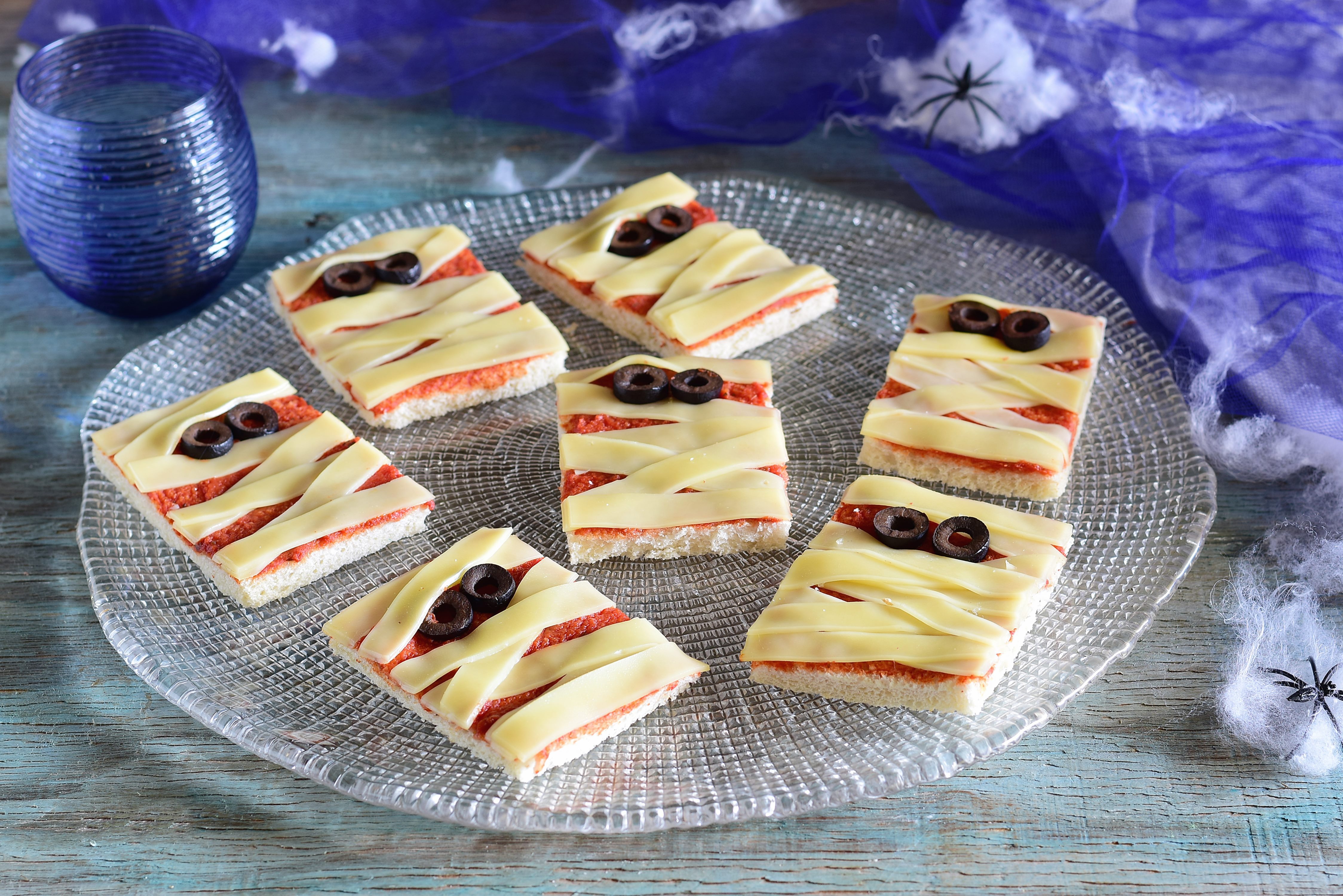 Pizzette mummia: la ricetta sfiziosa e veloce per Halloween