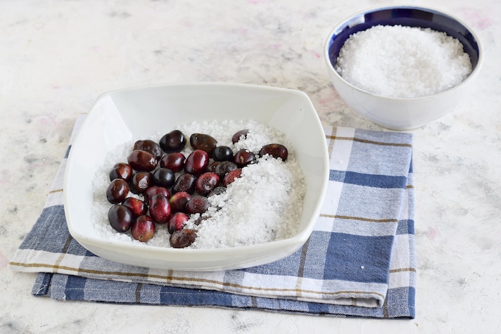Olive sotto sale: la ricetta per avere le olive tutto l'anno
