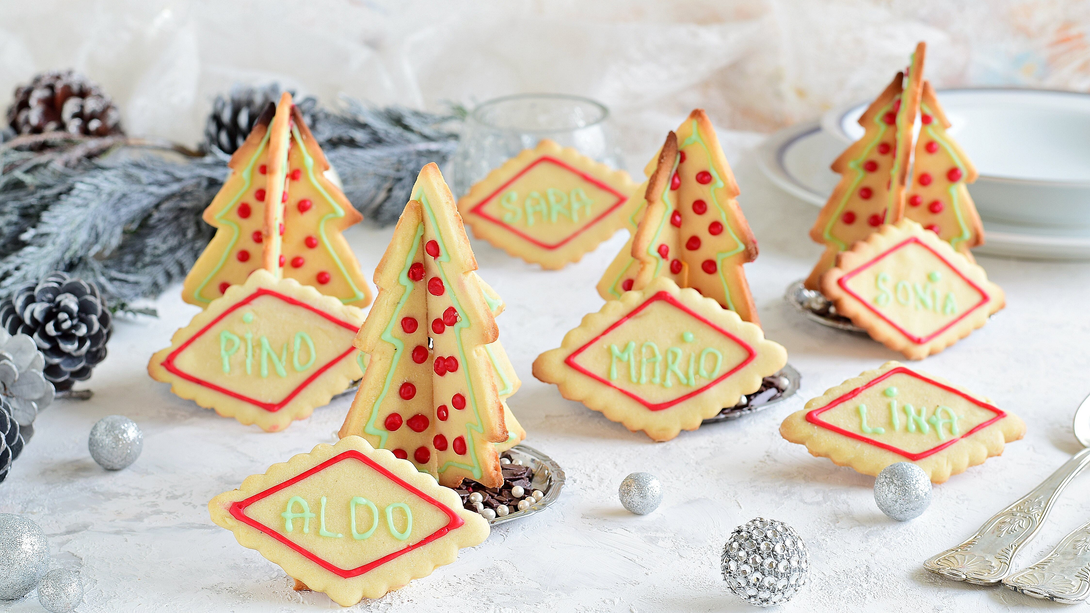 Biscotti segnaposto natalizi: la ricetta degli alberelli di pasta frolla decorati