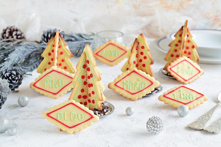 Biscotti segnaposto natalizi: la ricetta degli alberelli di pasta frolla decorati