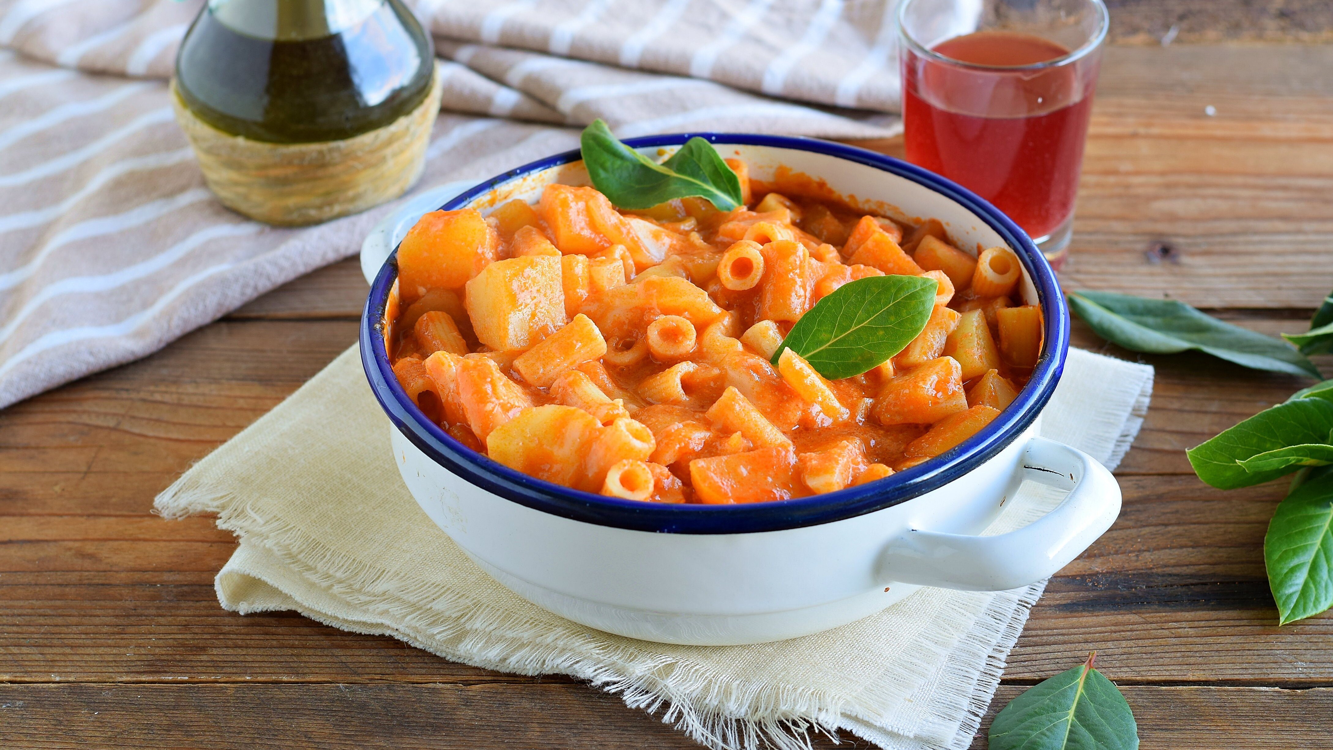 Minestra di patate: la ricetta cremosa con caciocavallo