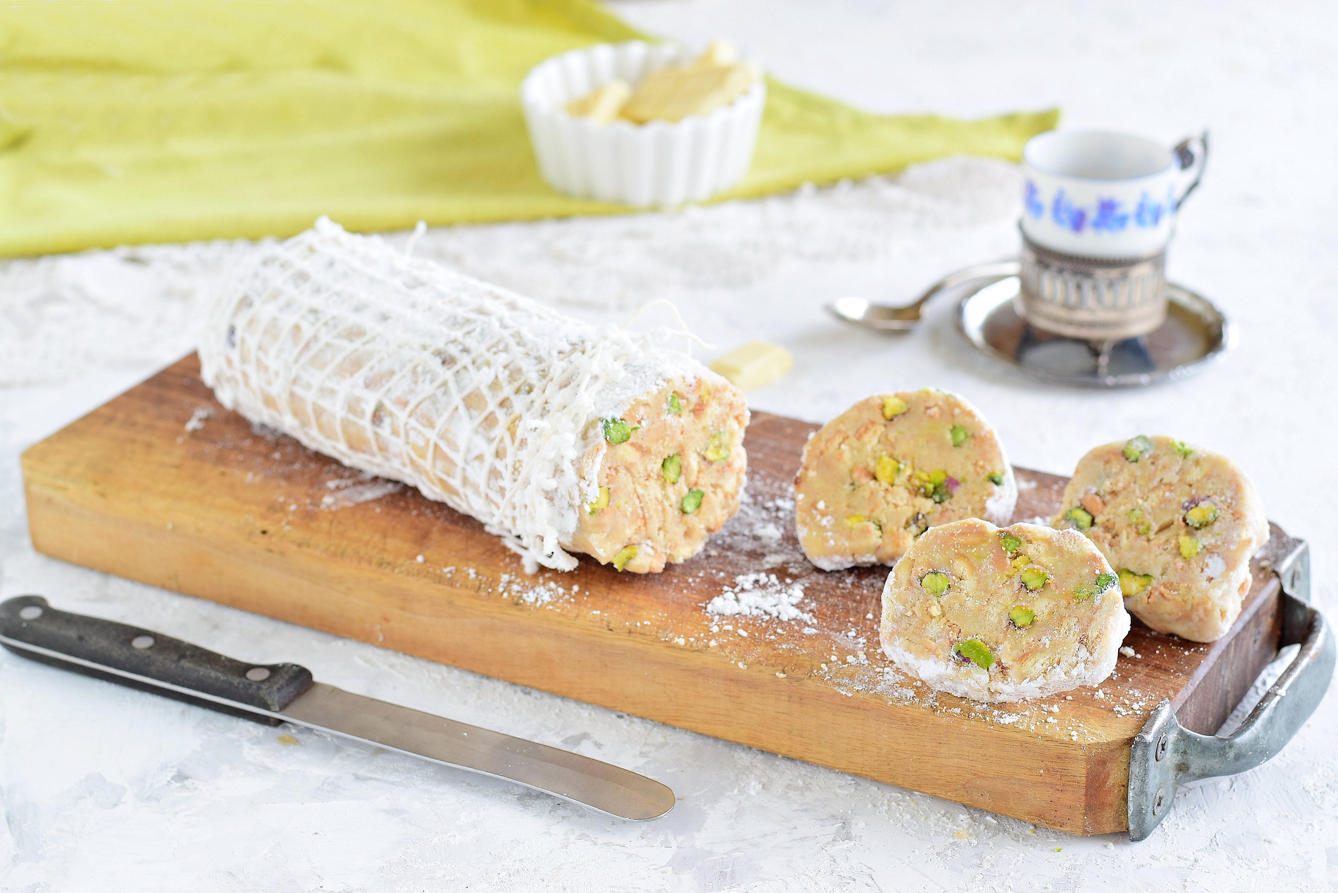Salame di cioccolato bianco: la ricetta golosa facile e senza uova