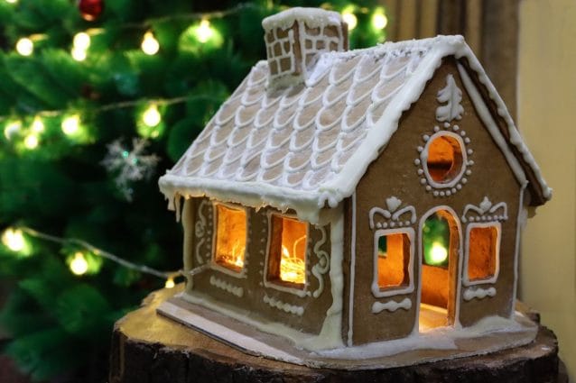 Pan di zenzero: per Natale costruita una casa da 200 chili nella hall