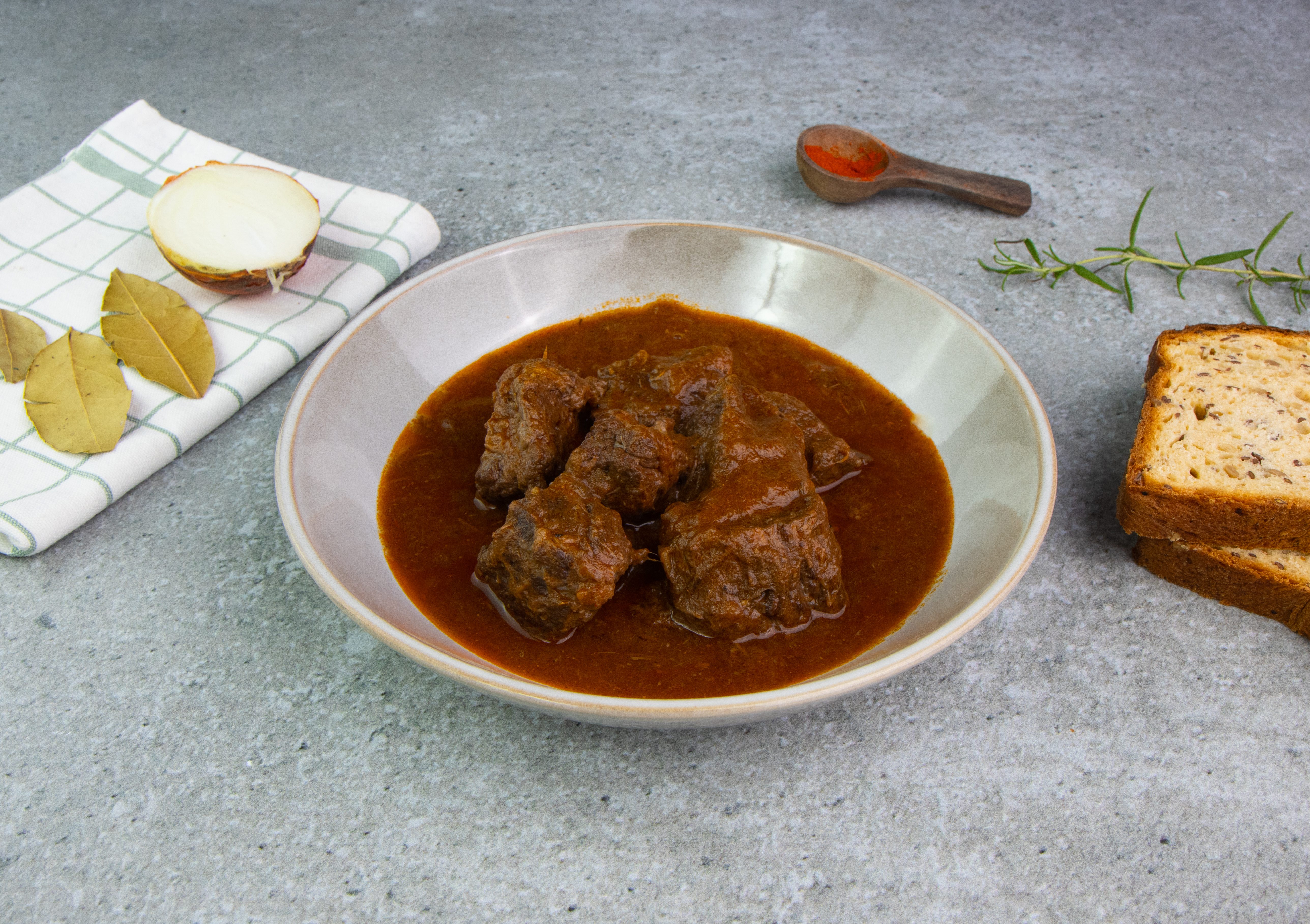 Gulash ungherese: la ricetta della zuppa di manzo sostanziosa e aromatica