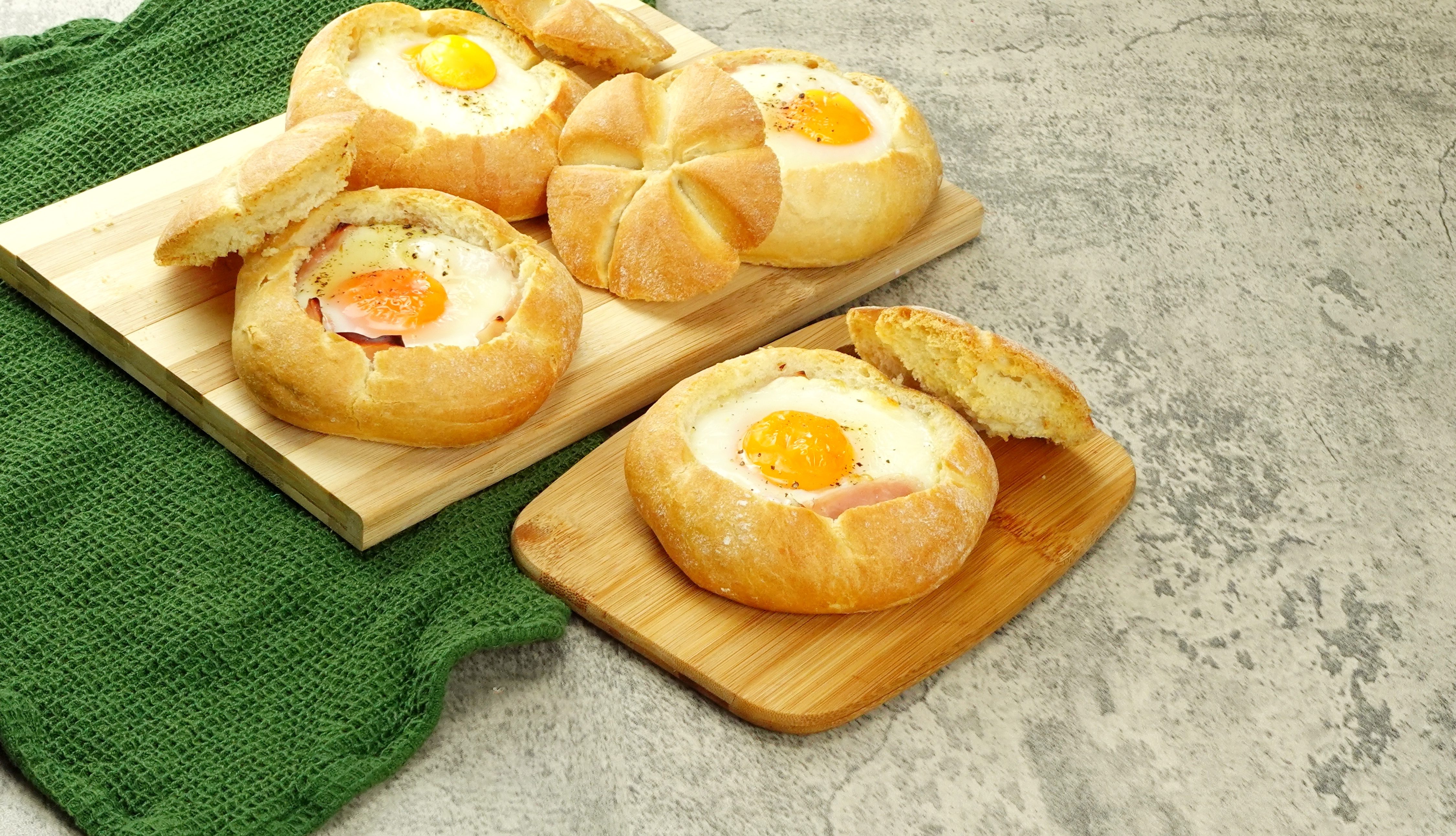 Panini a sorpresa ripieni di uova: la ricetta veloce e sfiziosa