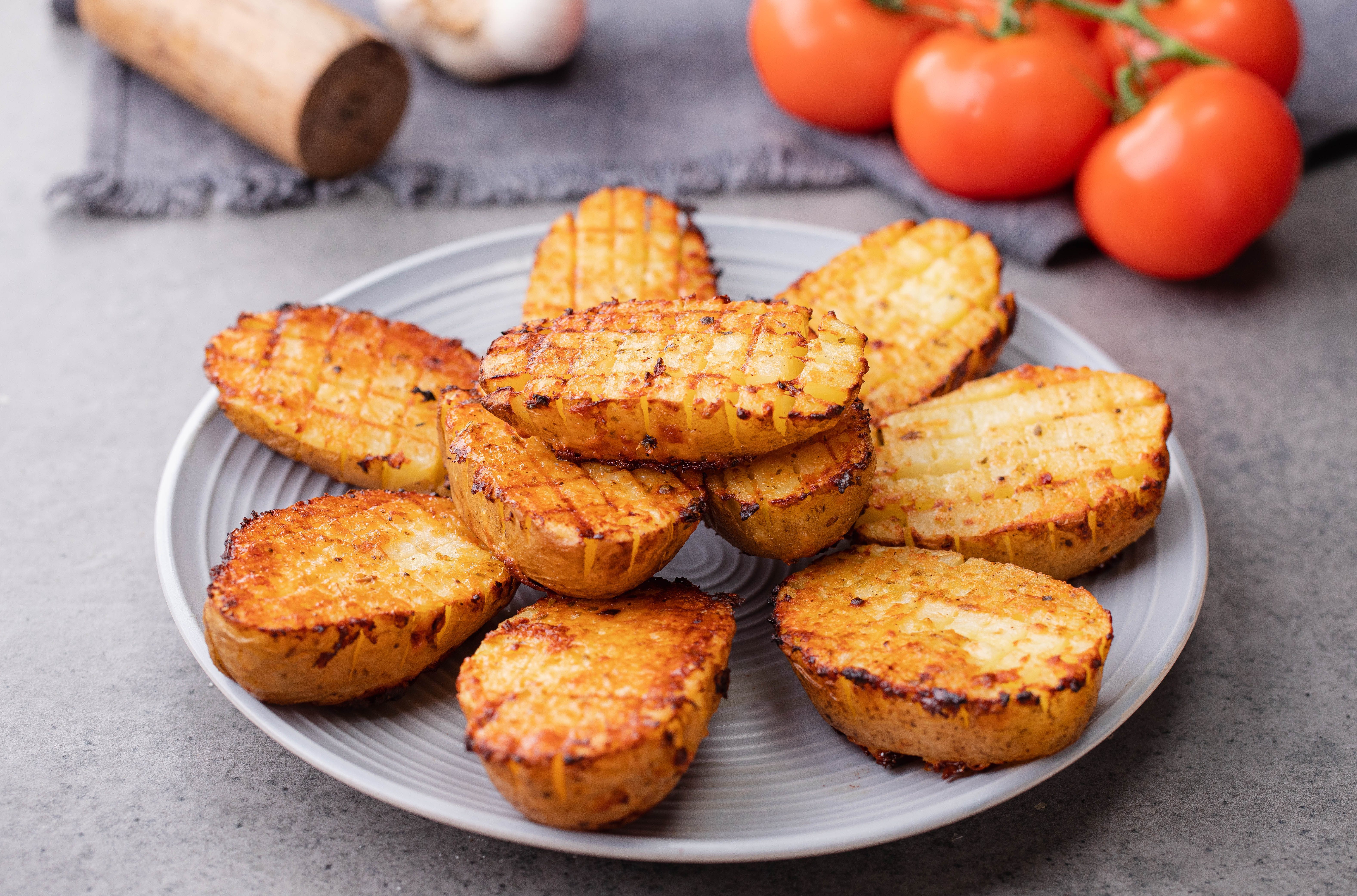 Patate al forno burro e parmigiano: la ricetta del contorno sfizioso e saporito