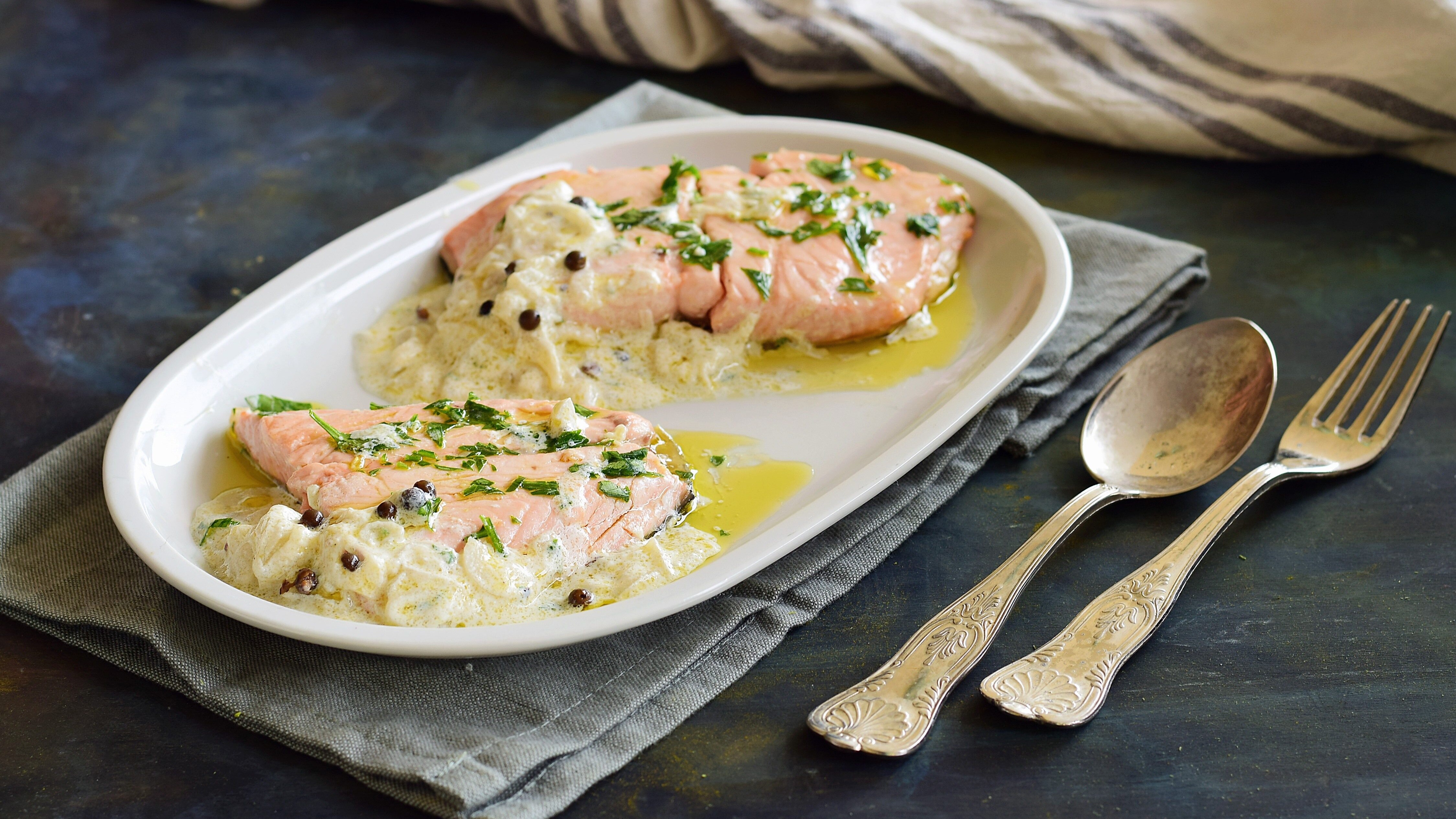 Salmone al pepe verde: la ricetta del piatto raffinato e gustoso