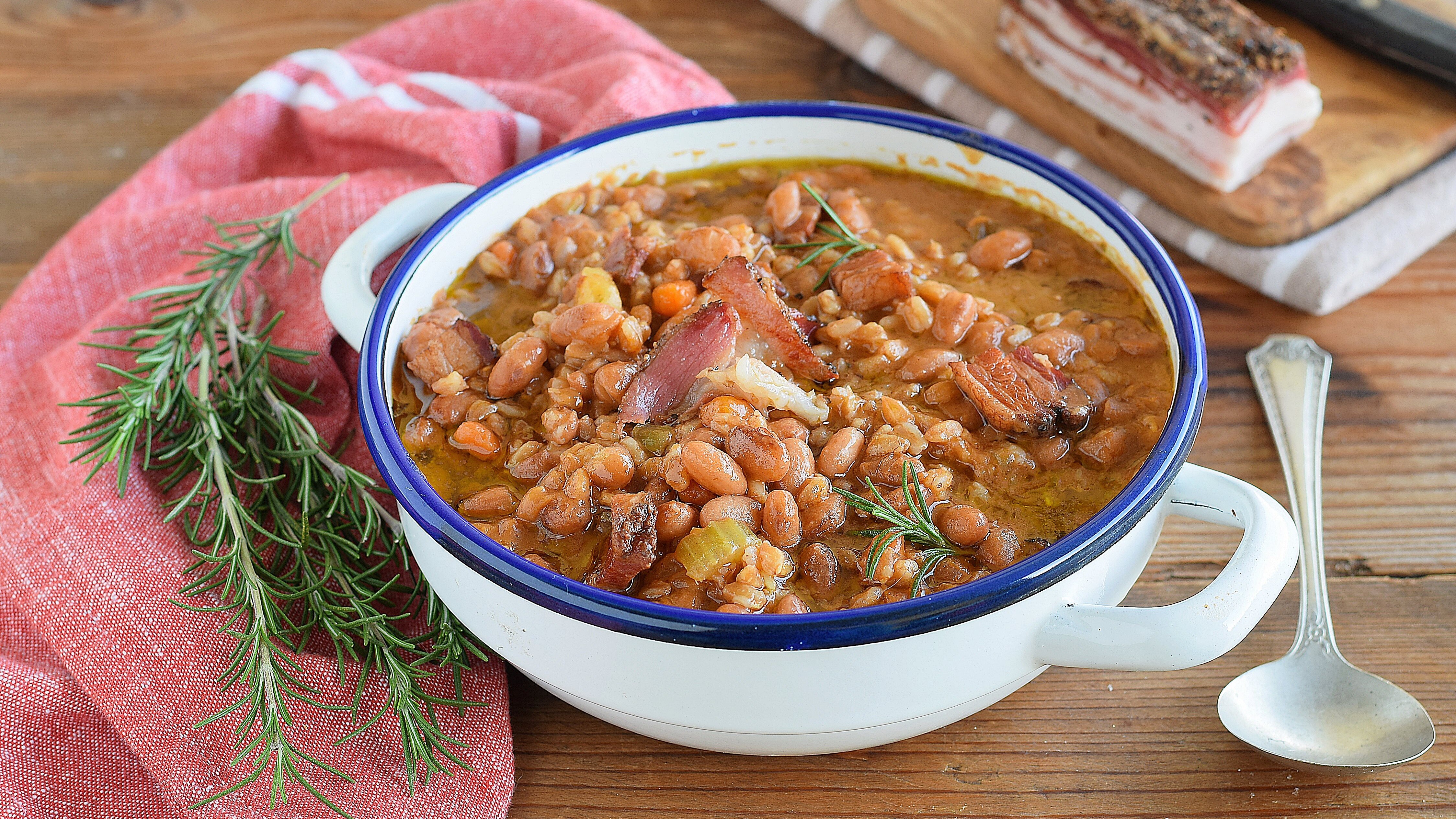 Zuppa di farro e fagioli: la ricetta del perfetto primo piatto "antifreddo"