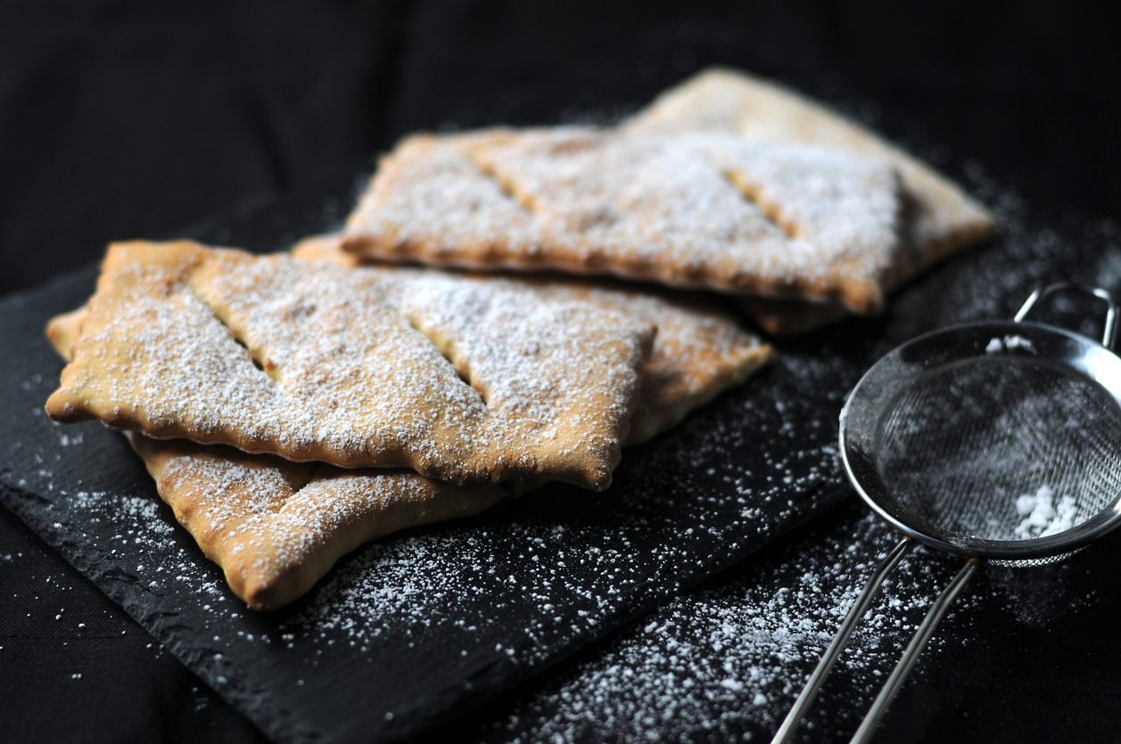 Perché le chiacchiere di Carnevale si chiamano così? La leggenda della regina