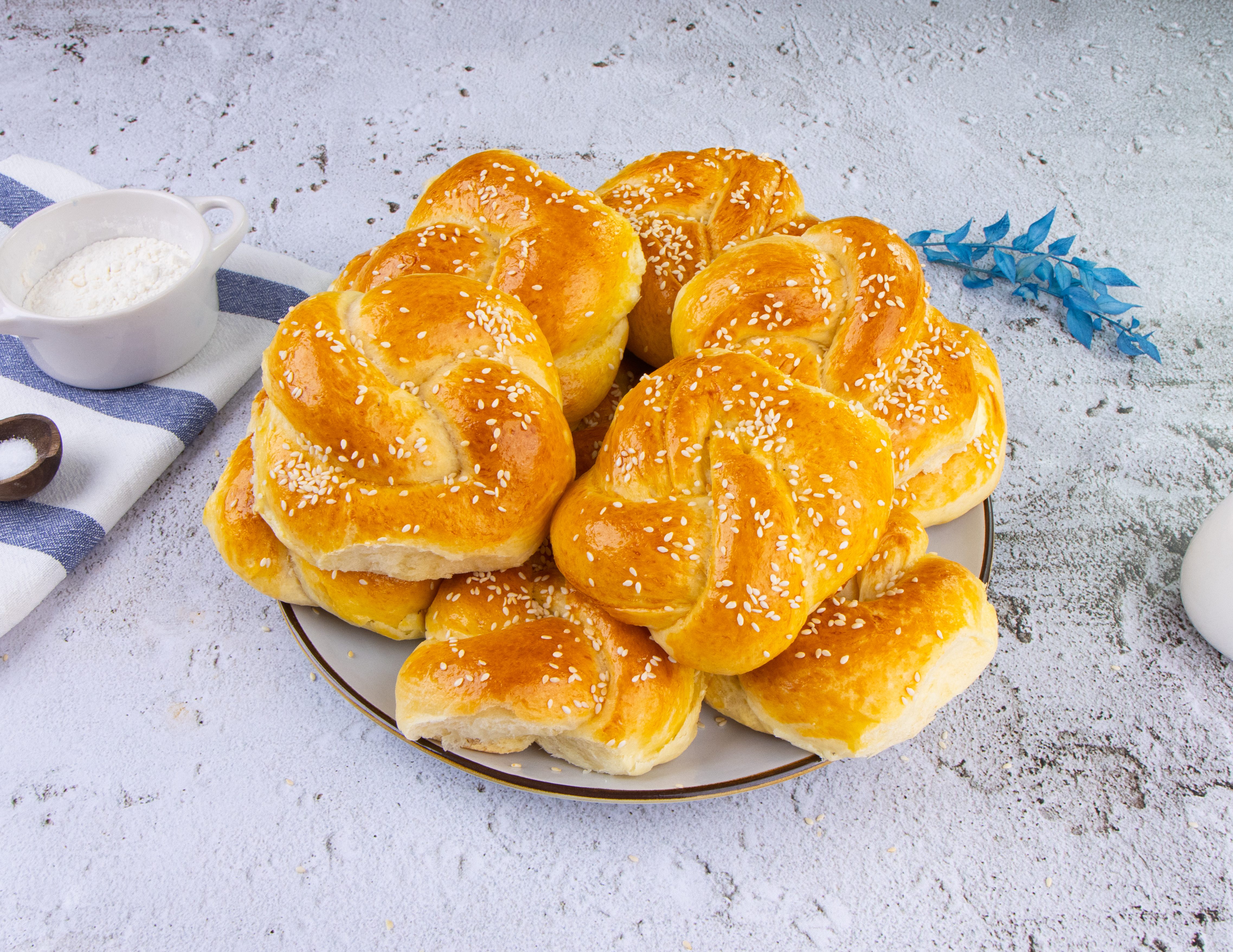 Nodi di brioche: la ricetta dei lievitati sfiziosi farciti con feta e ricotta