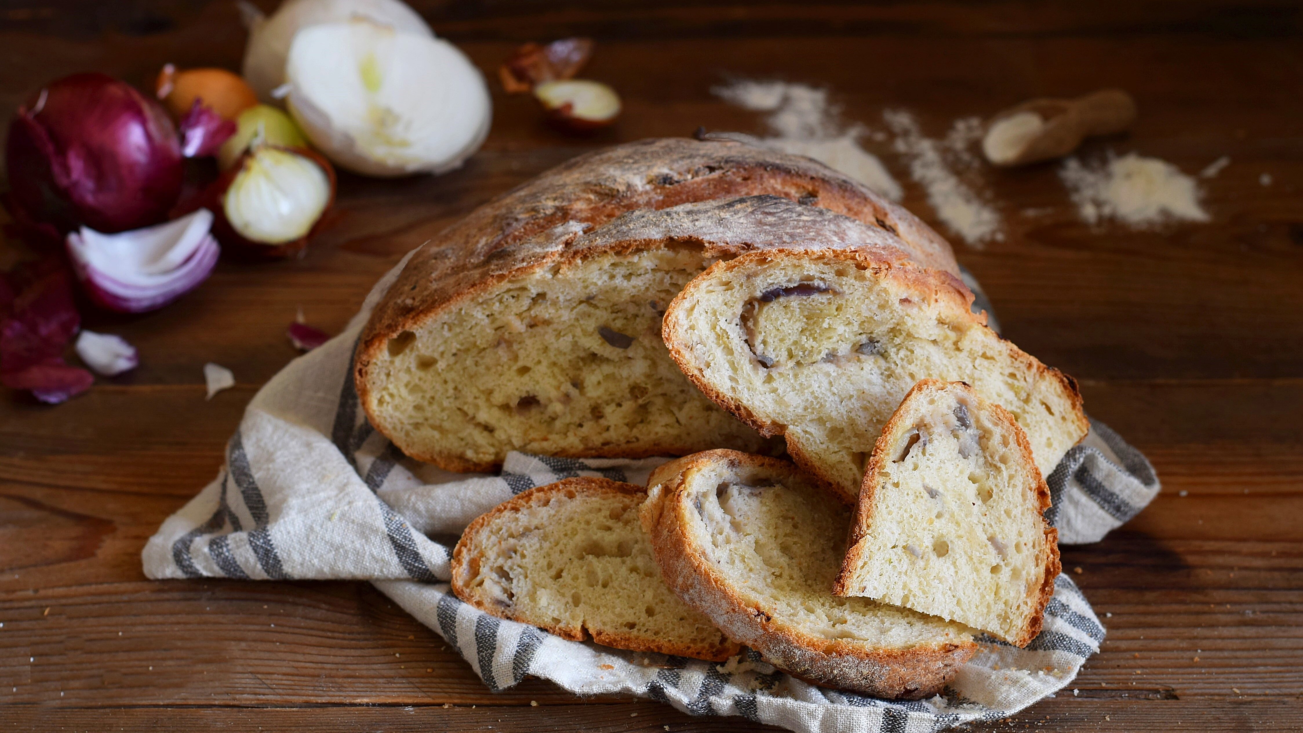 Pane alle cipolle: la ricetta per un lievitato salato gustoso e saporito