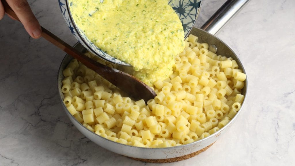 Pasta cacio e uova la ricetta del gustoso primo campano