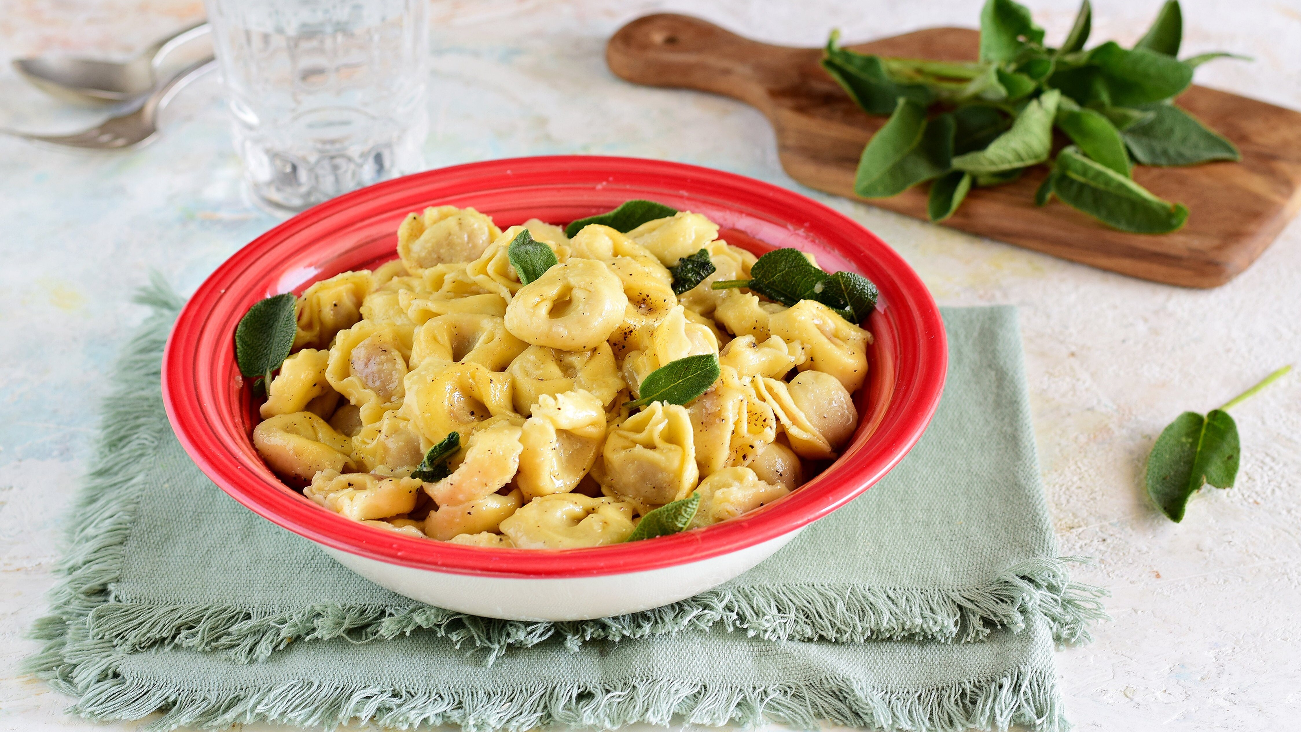 Tortellini burro e salvia: la ricetta del primo piatto gustoso e aromatico