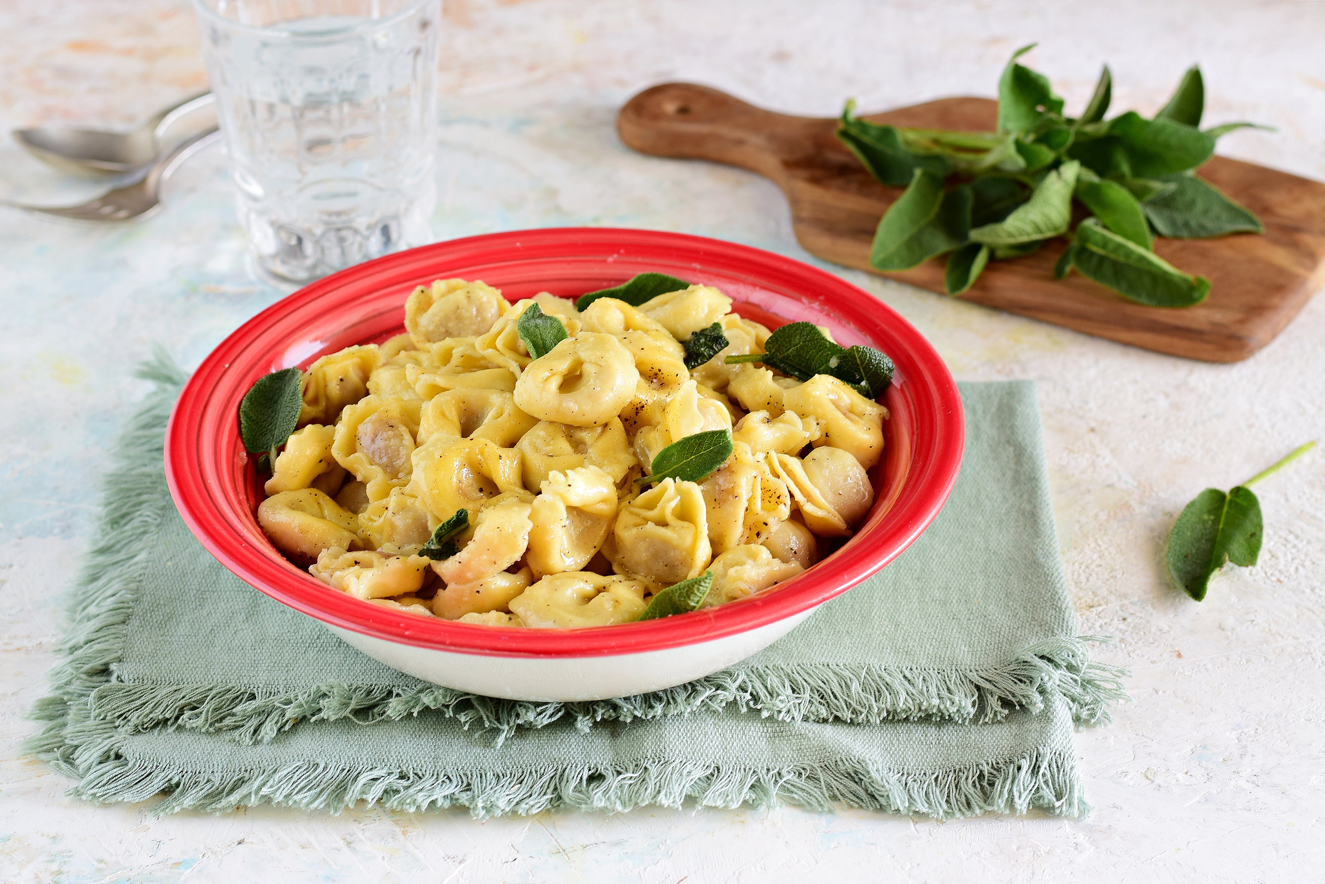 Tortellini burro e salvia: la ricetta del primo piatto gustoso e aromatico