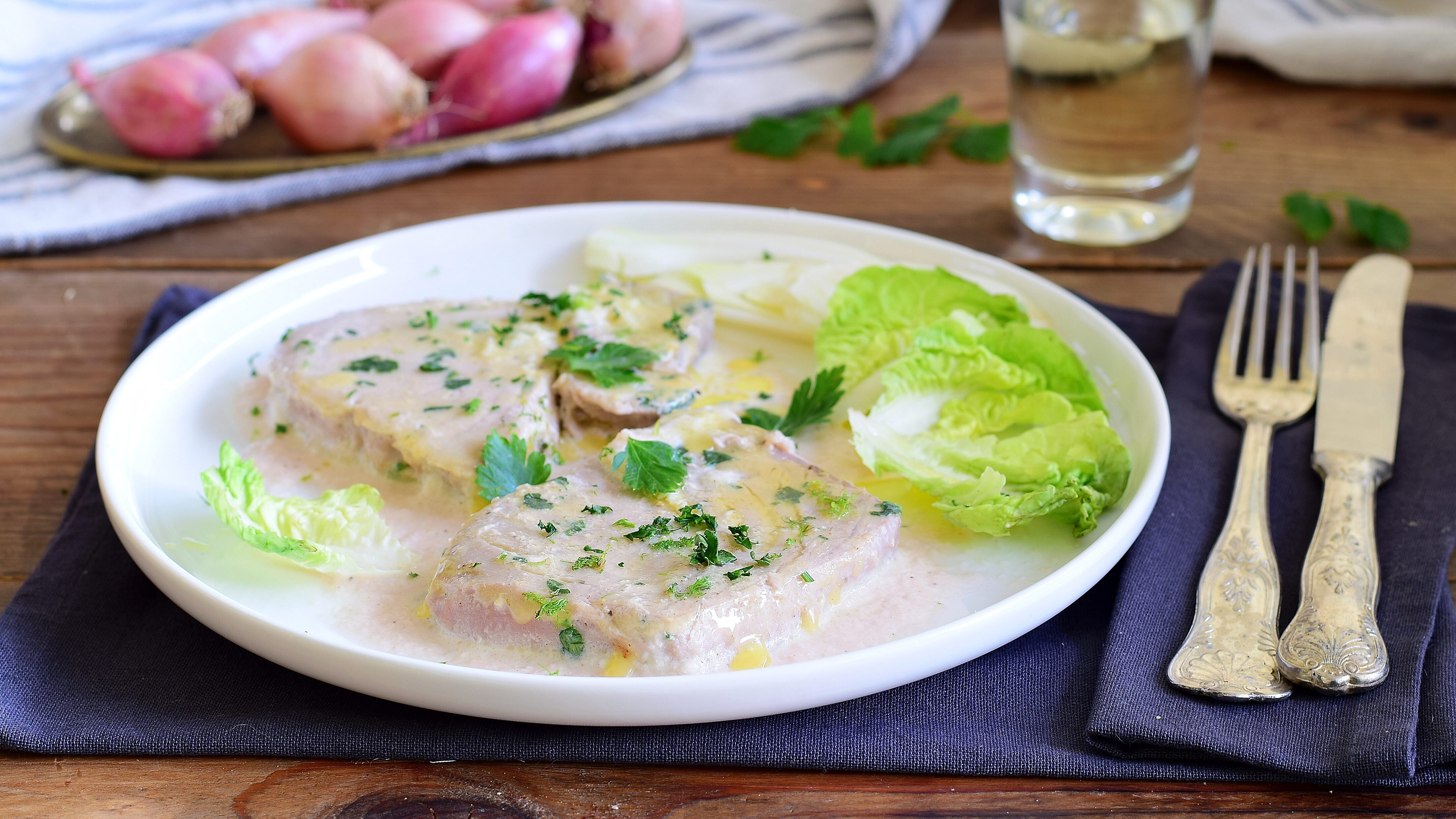 Tonno al vino bianco: la ricetta del secondo di pesce raffinata e leggera