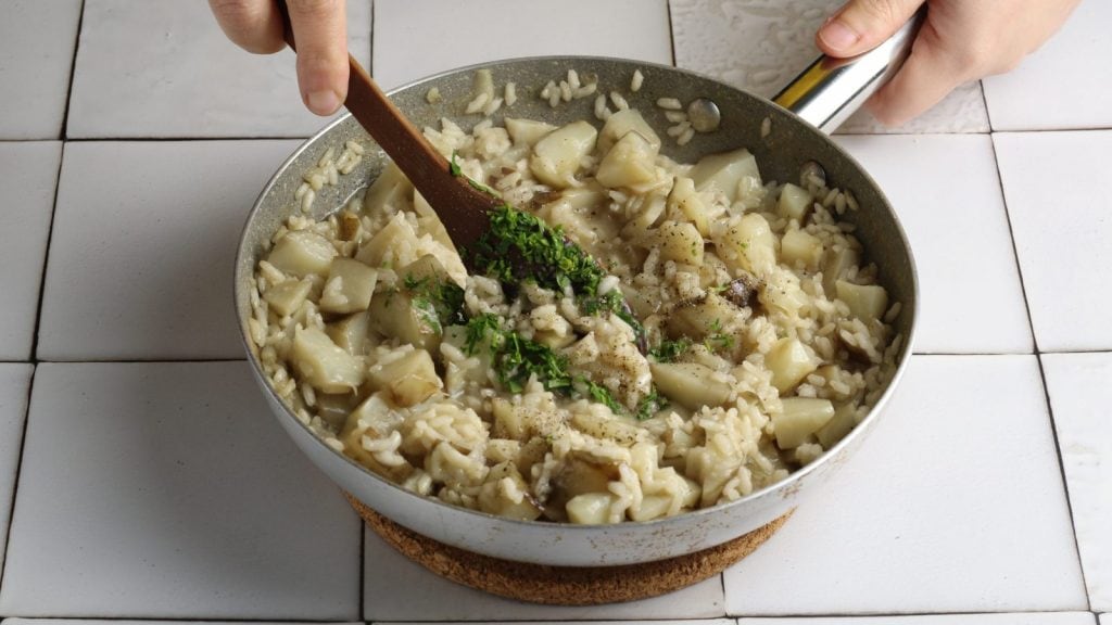 Risotto al topinambur: la ricetta del primo cremoso e saporito