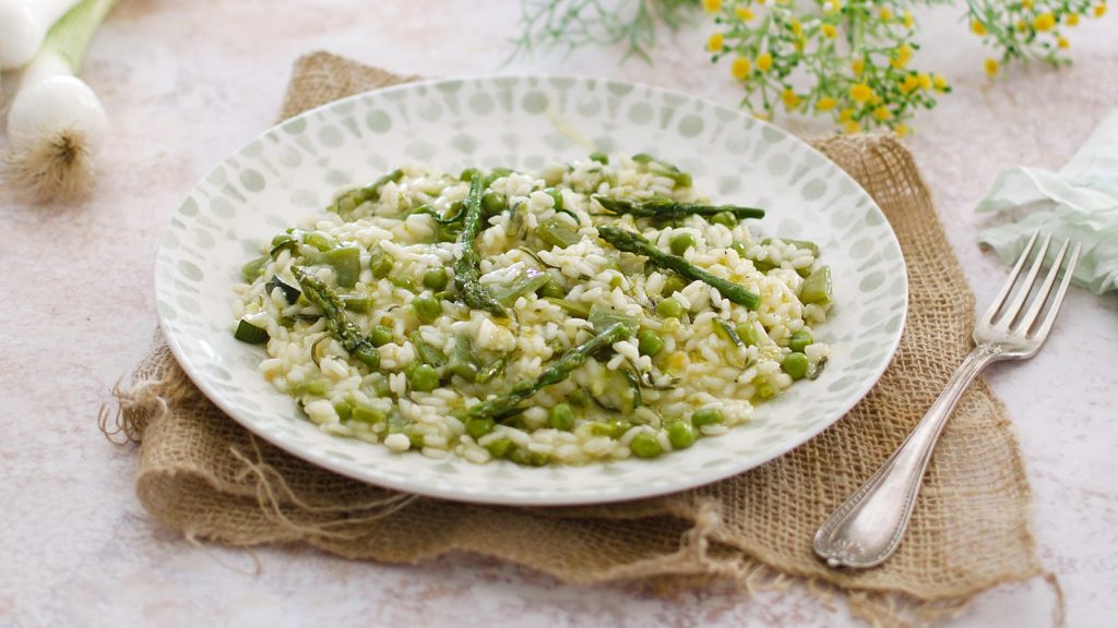 Risotto primavera la ricetta del primo di stagione fresco e colorato
