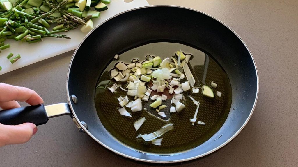 Risotto primavera la ricetta del primo di stagione fresco e colorato