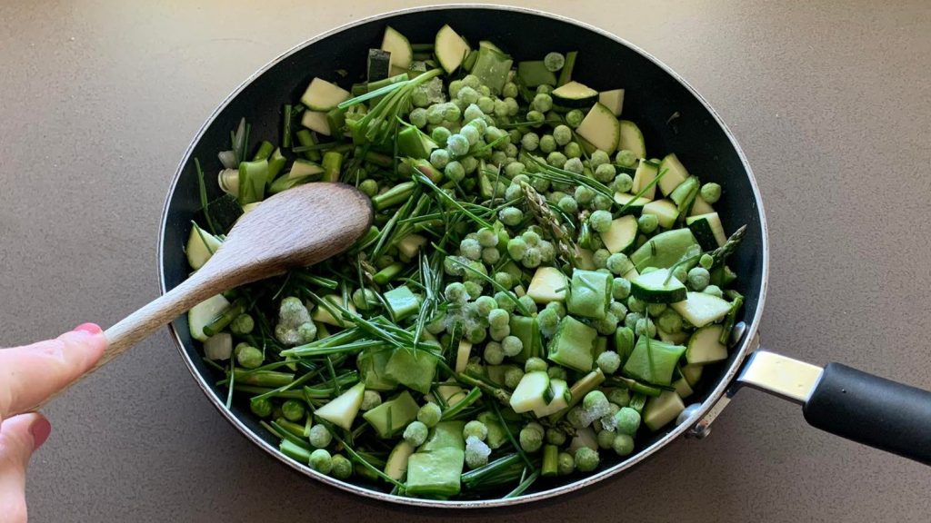 Risotto primavera la ricetta del primo di stagione fresco e colorato