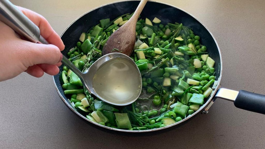 Risotto primavera la ricetta del primo di stagione fresco e colorato
