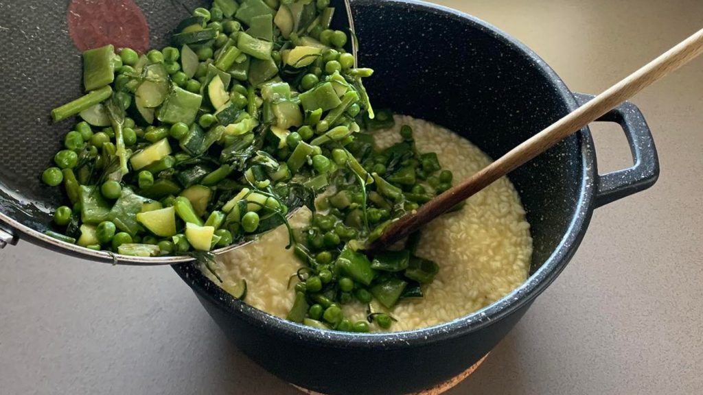 Risotto primavera la ricetta del primo di stagione fresco e colorato
