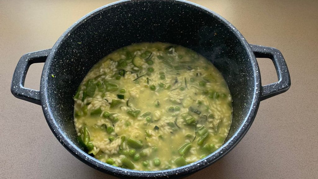 Risotto primavera la ricetta del primo di stagione fresco e colorato