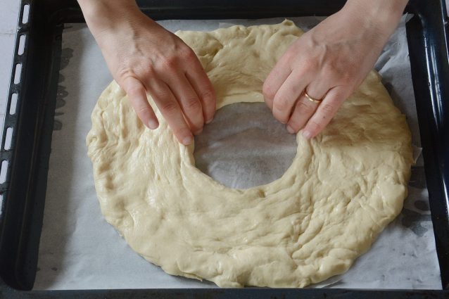 Strazzata la ricetta della focaccia a forma di ciambella di Avigliano