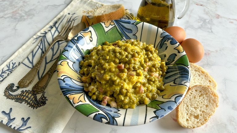 Uova con piselli e pancetta