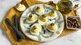 Uova ripiene con ricotta e basilico