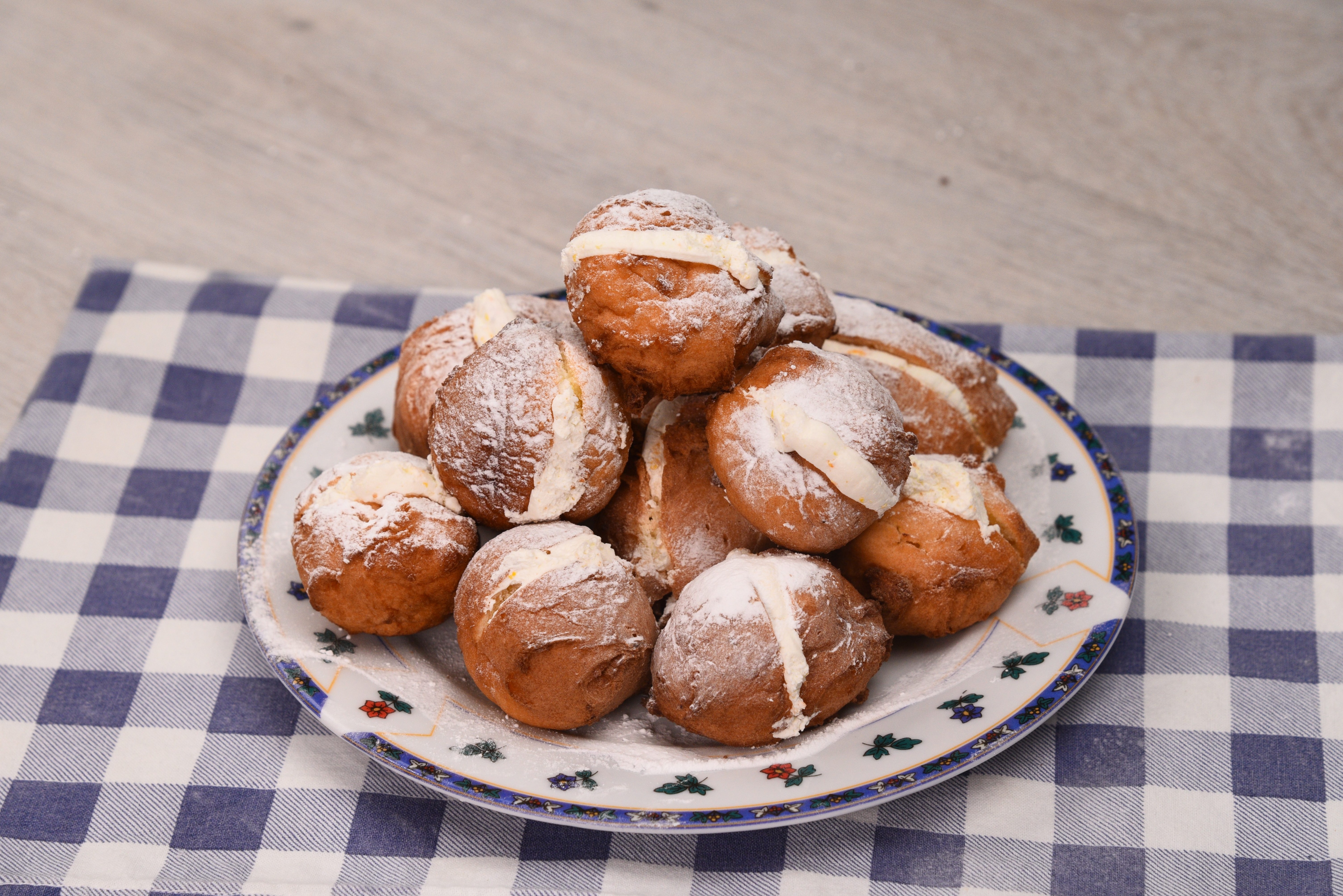 Frittelle al limone farcite: la ricetta dei dolcetti deliziosi facili da preparare