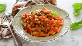 Pasta al sugo con piselli