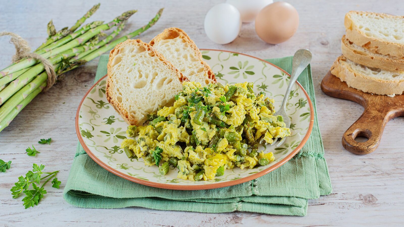 Uova-strapazzate-con-asparagi