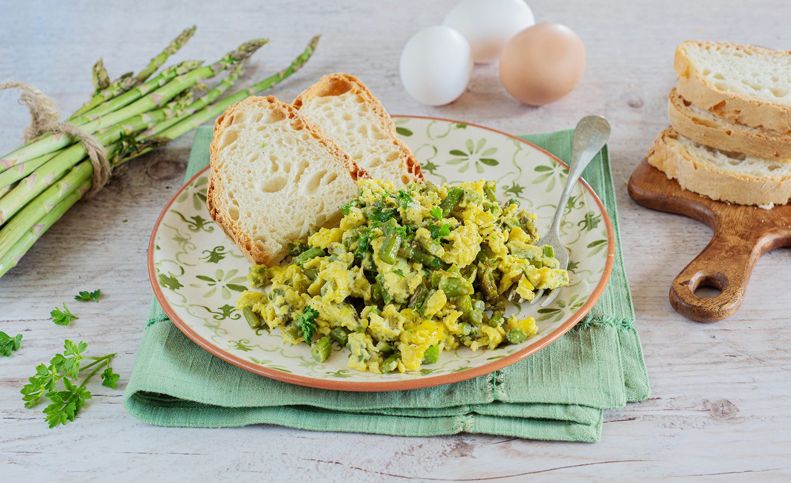 Uova-strapazzate-con-asparagi