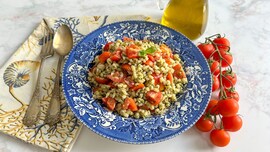 Insalata di orzo pesto e pomodorini