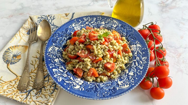 Insalata di orzo pesto e pomodorini